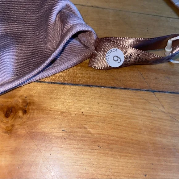 Skims - Picture 6 of 6